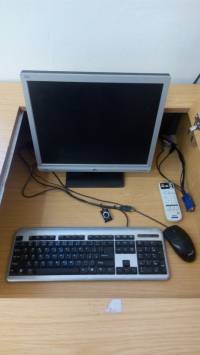 Zvednutý monitor. Všechny ovládací prvky jsou viditelné a použitelné.